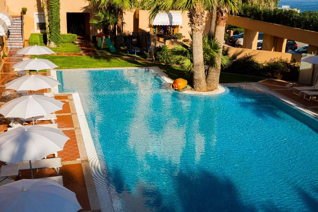 Pool, Punta Nord-Est, Palermo