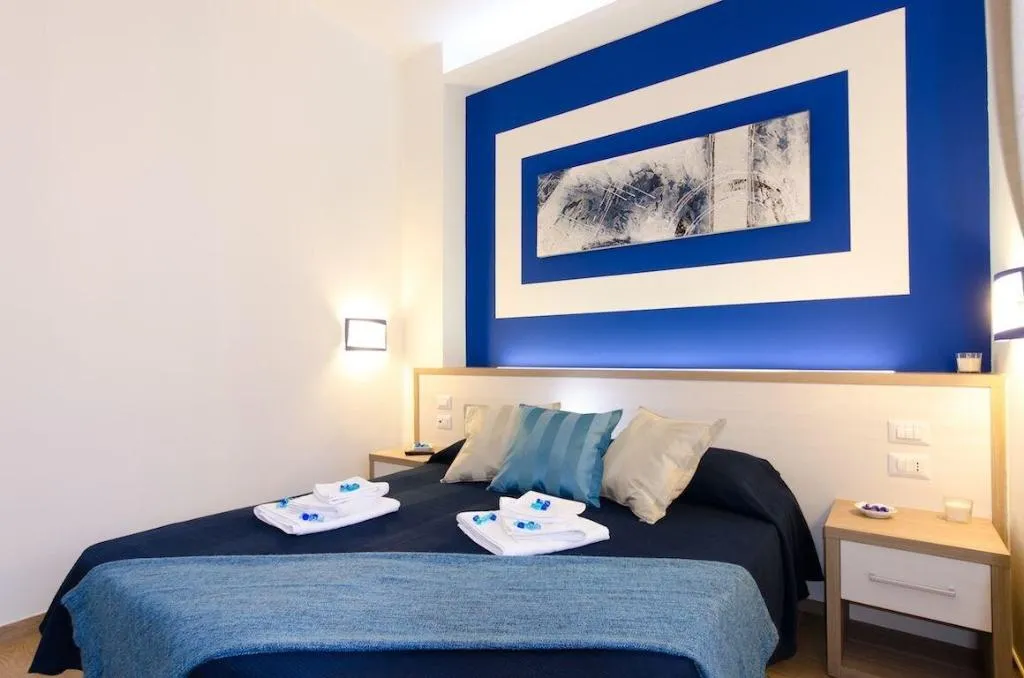 Room, Gemme Di Roma, Naples