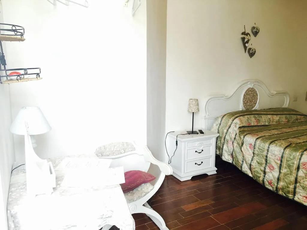 Room, B&B PompeiLog, Naples