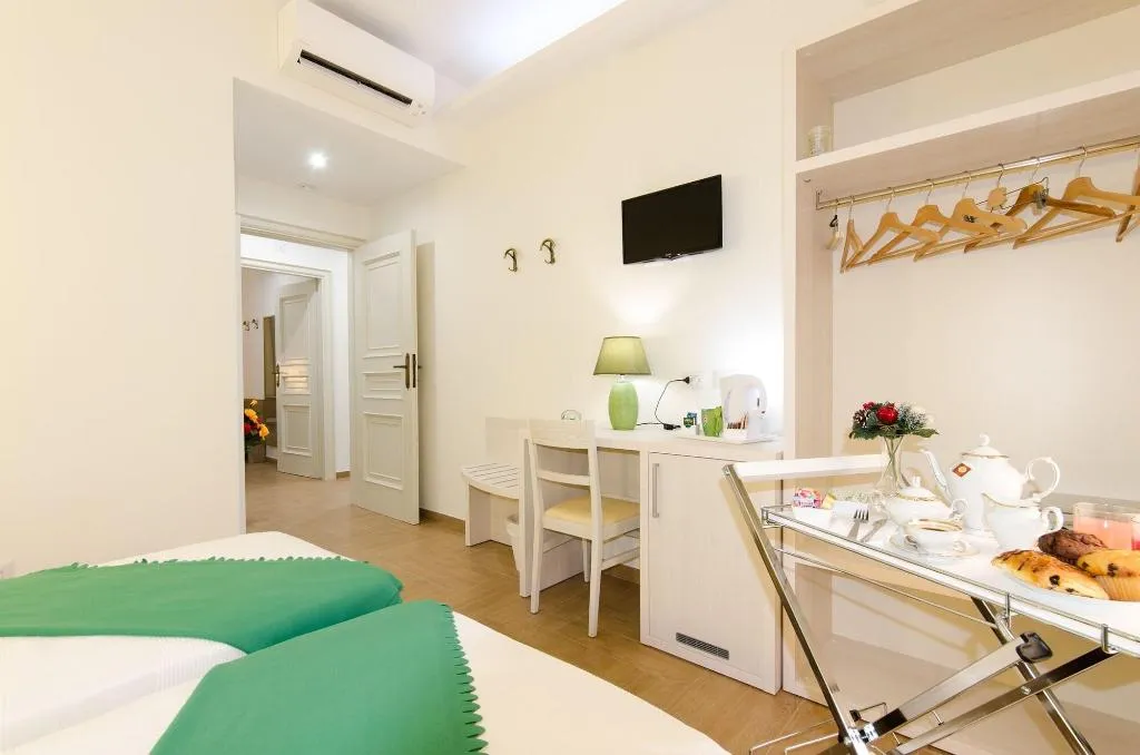 Room, Gemme Di Roma, Naples