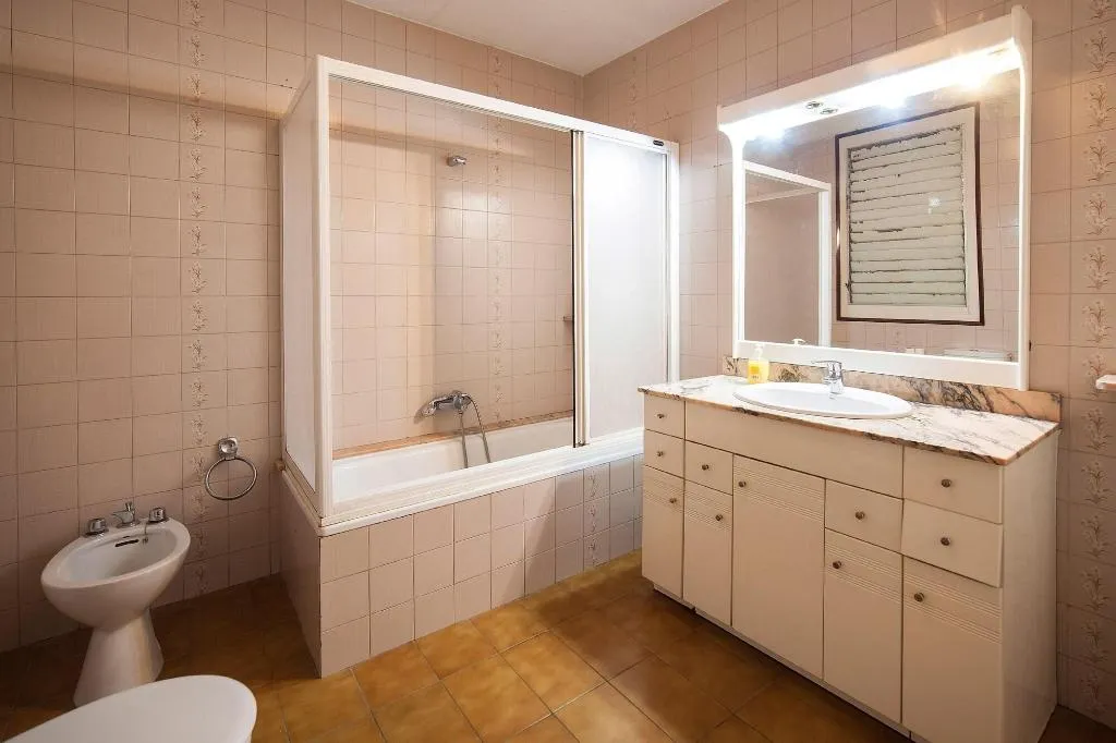 Room, Hostel Bed In Girona, Costa Brava