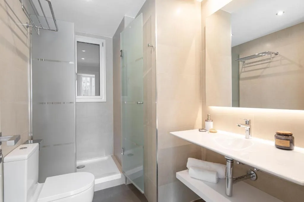 APARTMENT THREE BEDROOMS Room, Aspasios Market Balconies, Barcelona