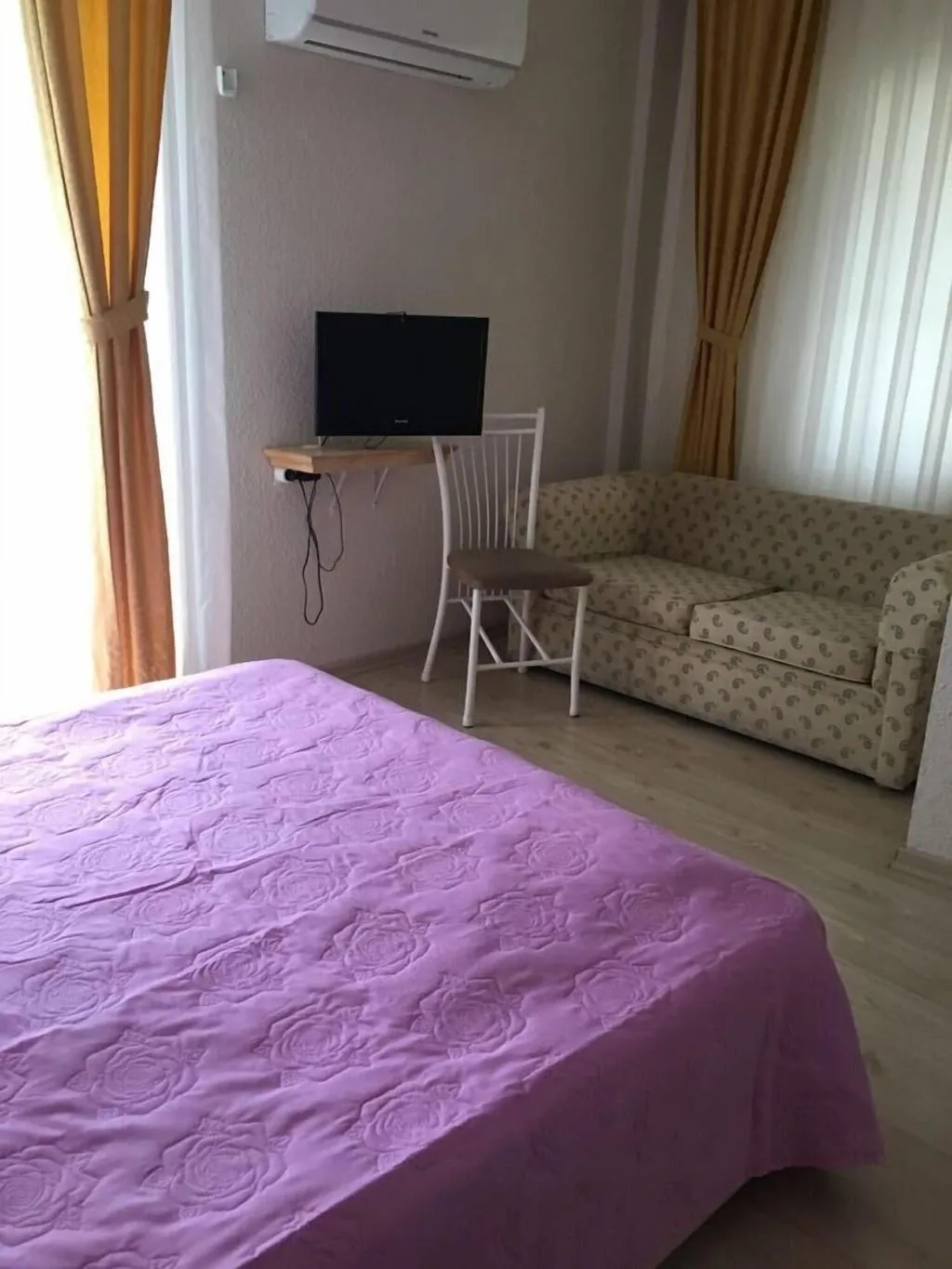 Room, Melaike, Izmir