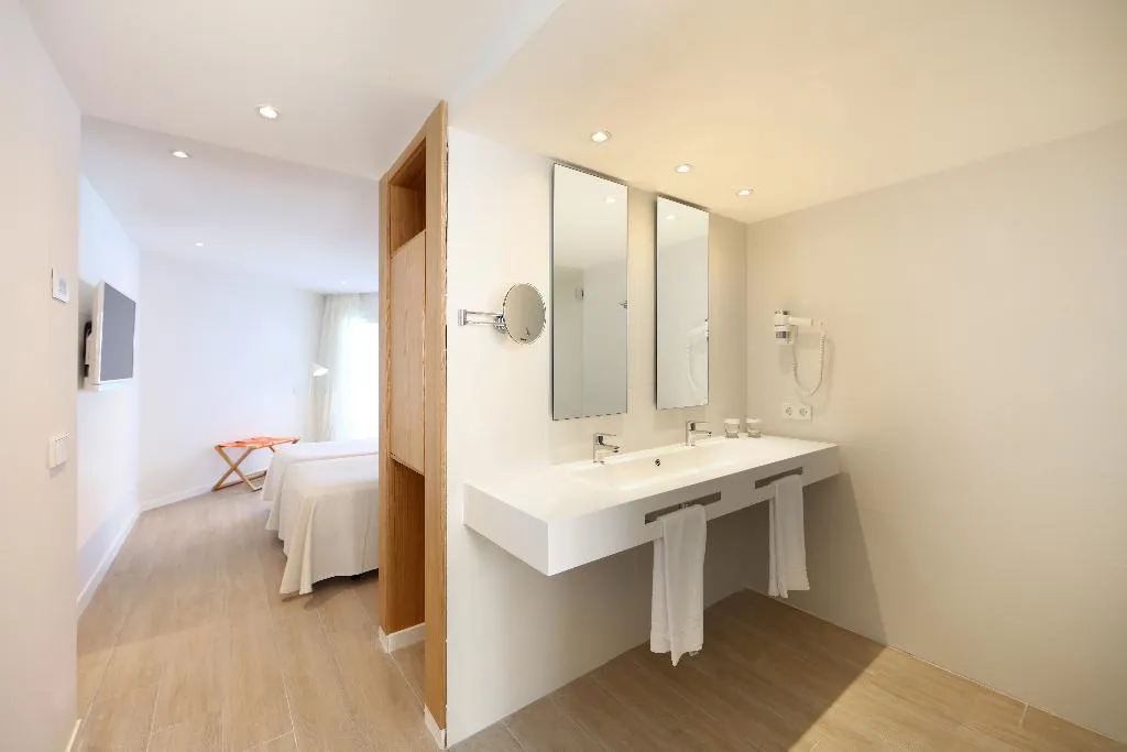Double or Twin SIDE SEA VIEW Room, Iberostar Waves Playa de Muro, Majorca