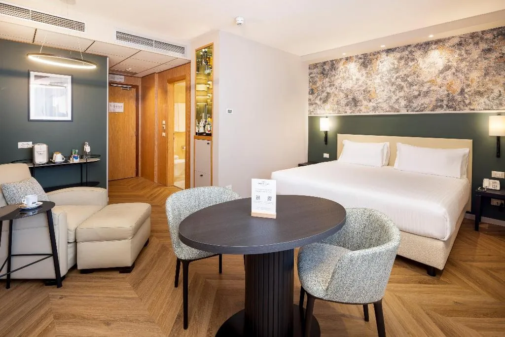 JUNIOR SUITE KING SIZE BED Room, Crowne Plaza Padova, Venice