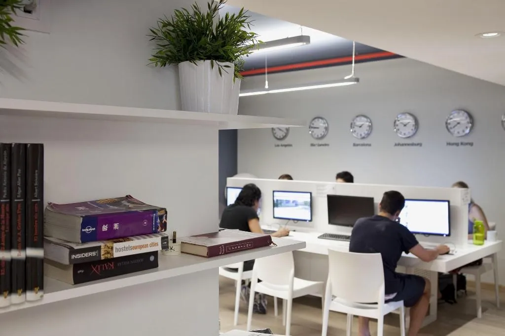Sports and Entertainment, Sant Jordi Sagrada Familia Hostel, Barcelona