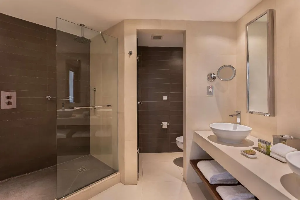 SUITE KING SIZE BED Room, Hilton Malta, Malta