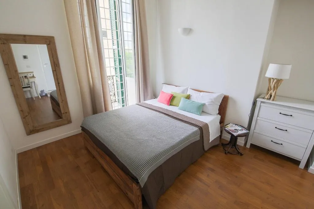 Room, Urban Pine Rooms, Naples