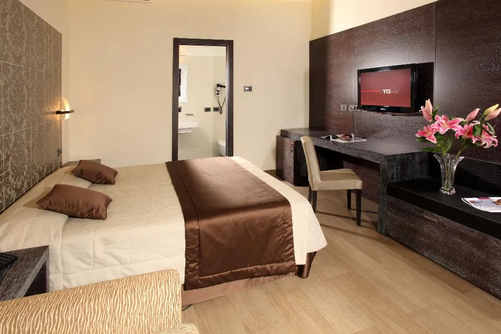 TRIPLE ANNEX Room, del Corso, Rome
