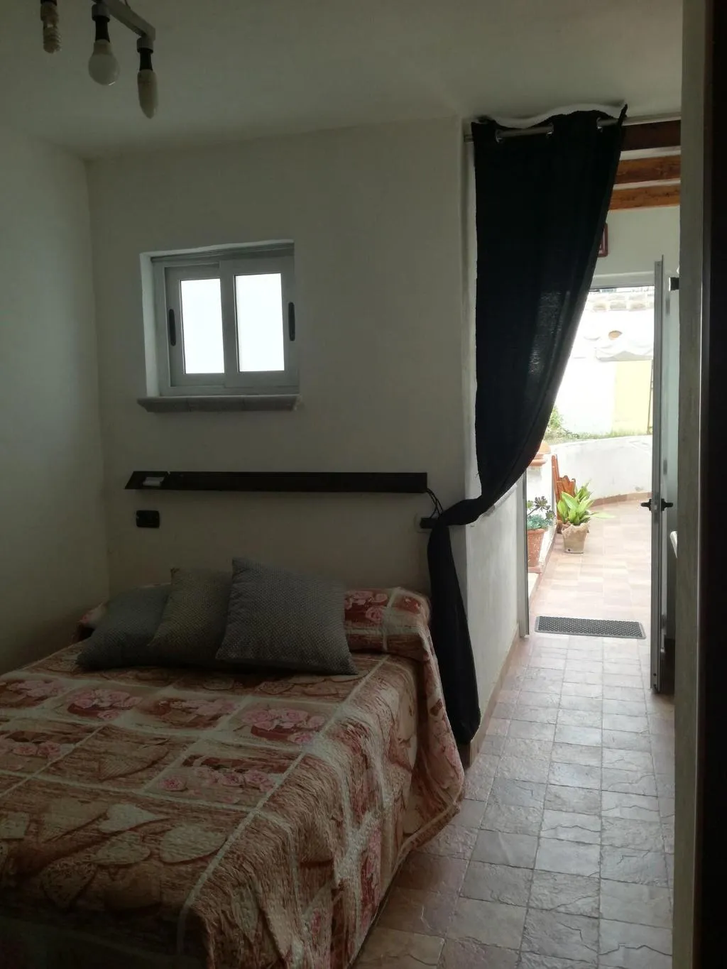 Room, B&B PompeiLog, Naples
