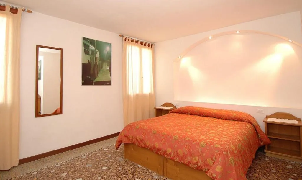 Double or Twin WITH DOUBLE BED Room, Ai Bareteri, Venice