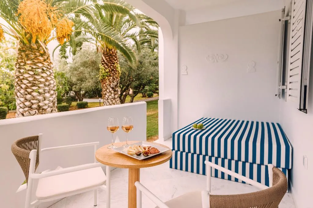 BUNGALOW DELUXE GARDEN VIEW Room, Brown Beach Chalkida Resort, Athens
