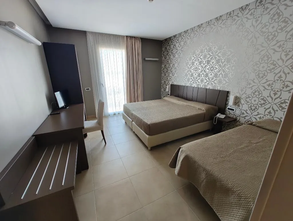TRIPLE BASIC Room, Sunrise Hotel, Naples