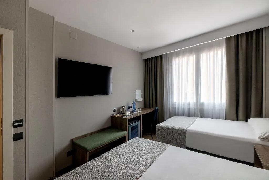 TRIPLE CAPACITY 3 Room, Catalonia Albeniz, Barcelona
