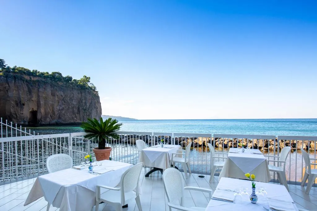 Lobby, Giosue' a Mare, Naples
