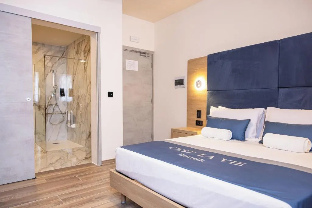 Room, C'est La Vie Boutik Swieqi, Malta