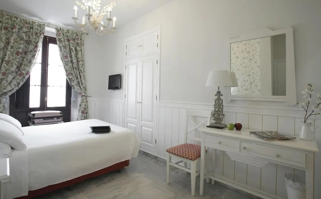 Room, Puerta de Sevilla, Seville
