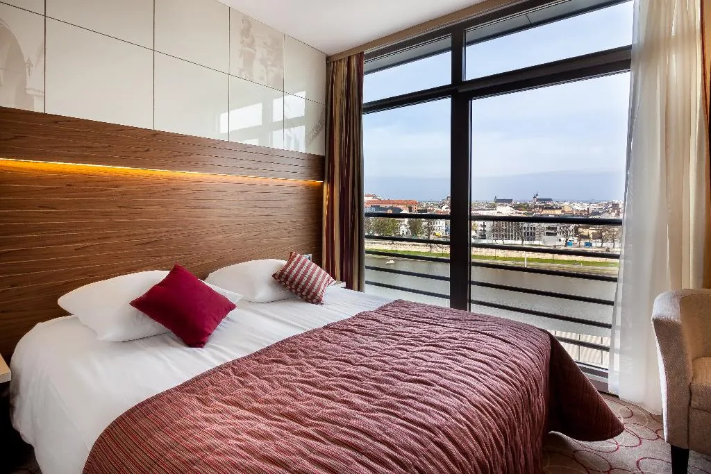DOUBLE RIVER VIEW Room, Qubus Hotel Krakow, Krakow