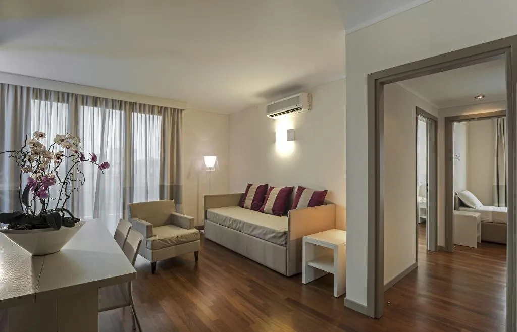 APARTMENT KING SIZE BED Room, Ramada Plaza Milano Hotel, Milan