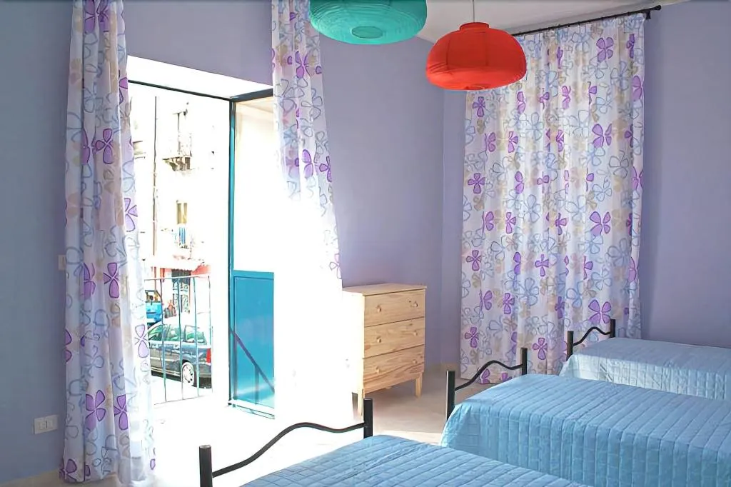Room, City-in-hostel-B&B, Catania