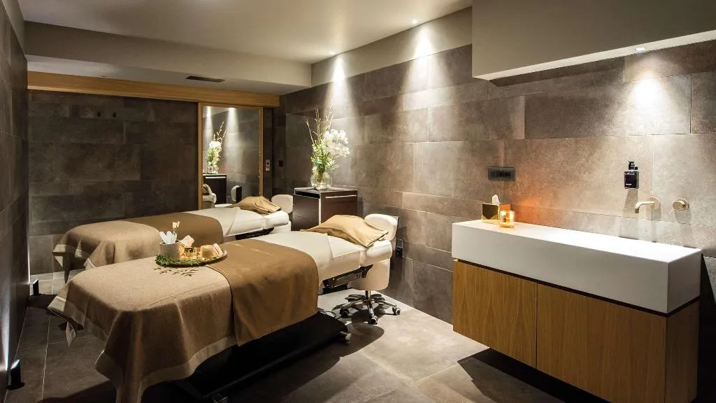 Sports and Entertainment, Gold Tower Lifestyle Hotel, Naples