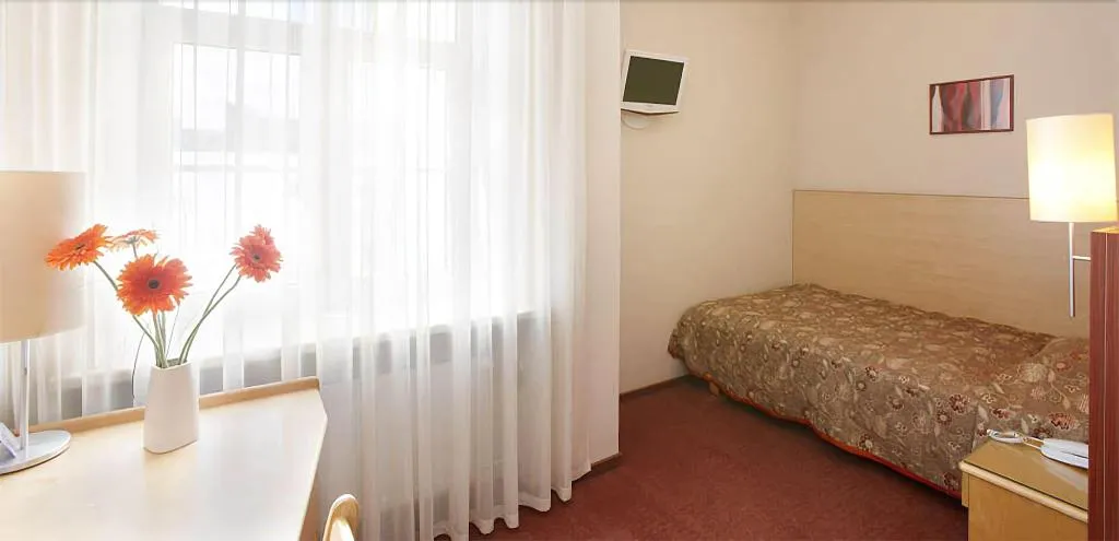 Room, Edvards, Riga