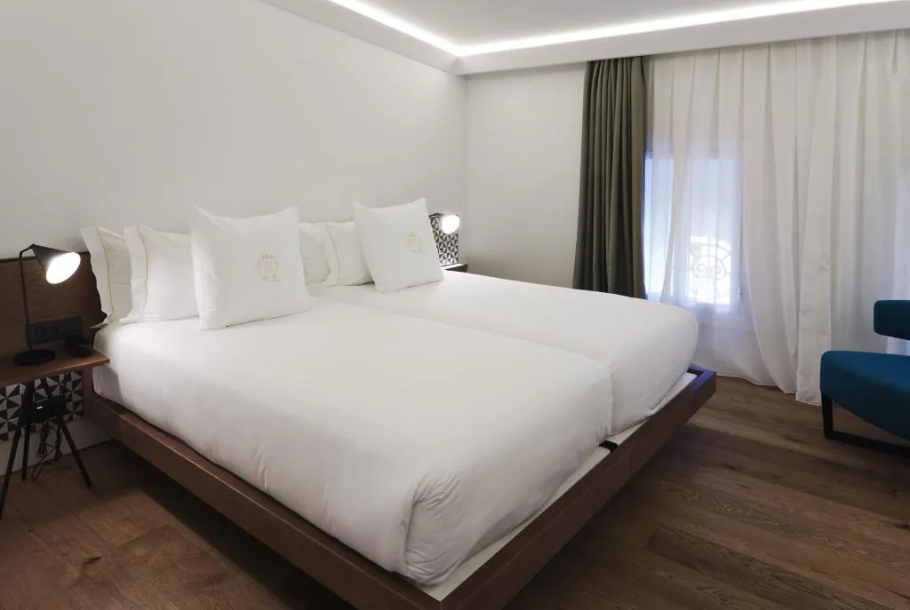 TWIN EXECUTIVE Room, One Shot Palacio Reina Victoria 04, Valencia