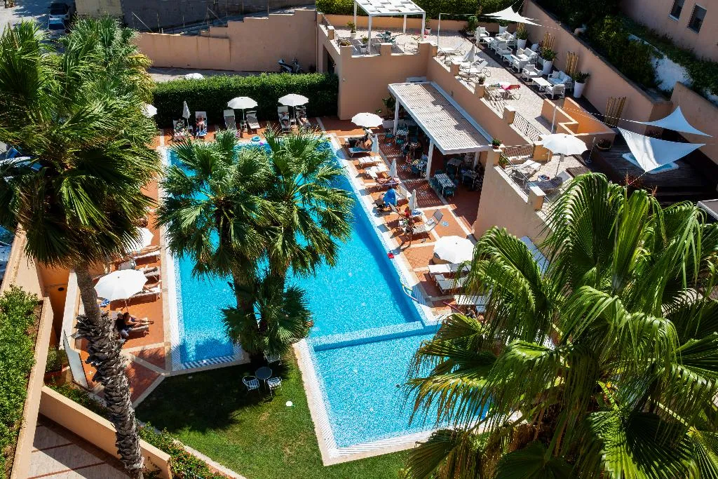 Pool, Punta Nord-Est, Palermo