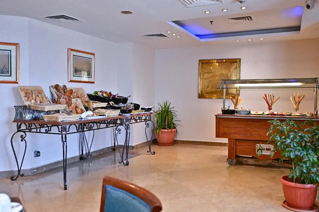Bar, Swiss Inn Nile, Cairo