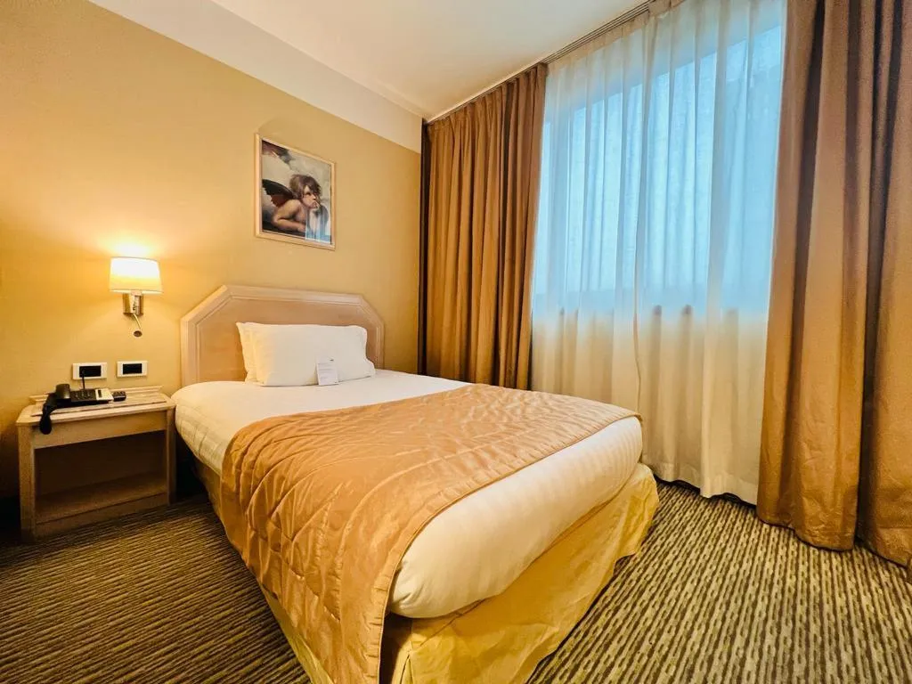 Double or Twin STANDARD Room, Holiday Inn Naples, Naples