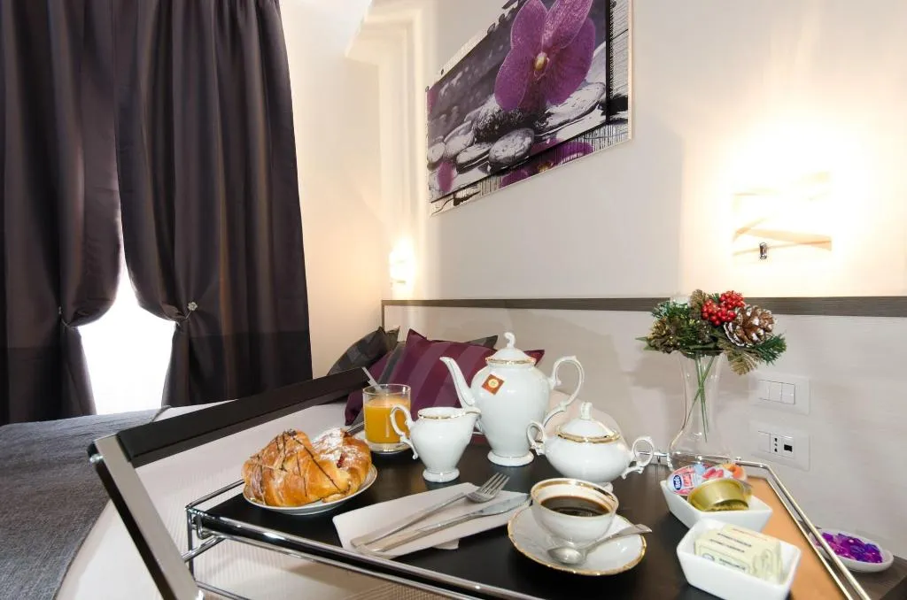 Room, Gemme Di Roma, Naples