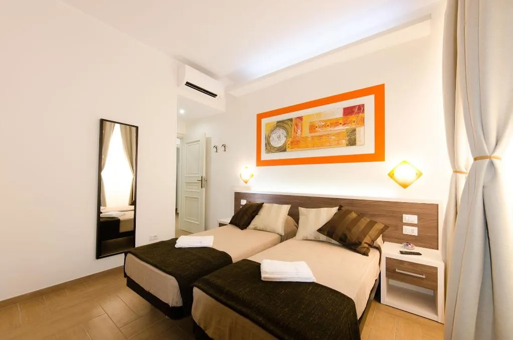 Room, Gemme Di Roma, Naples
