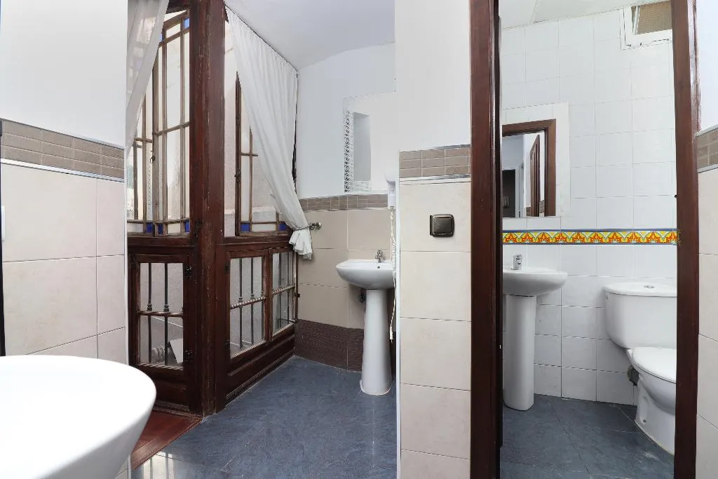 Bed in dormitory WITH SHARED BATHROOM Room, Feel Hostel City Center Malaga, Costa Del Sol