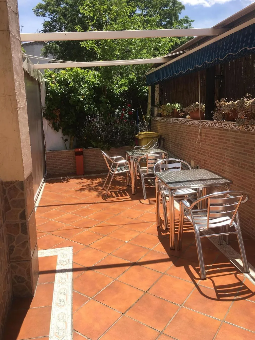 Terrace, Hostal Los Rosales, Madrid
