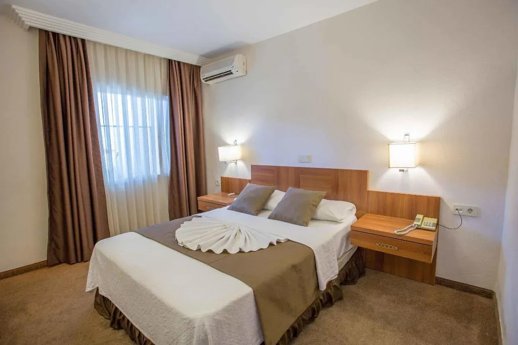 Room, Melis, Izmir