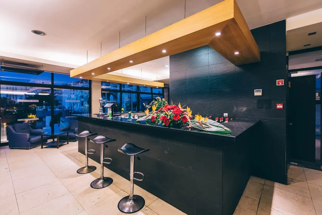 Bar, Muthu Raga Madeira Hotel, Madeira
