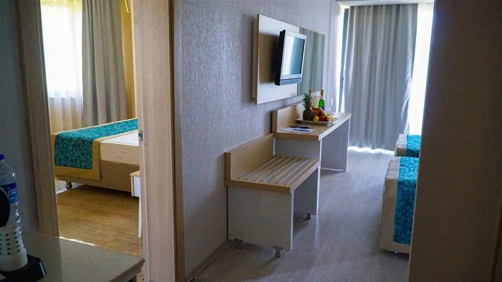 FAMILY ROOM GARDEN VIEW Room, Pirates Park Resort, Antalya