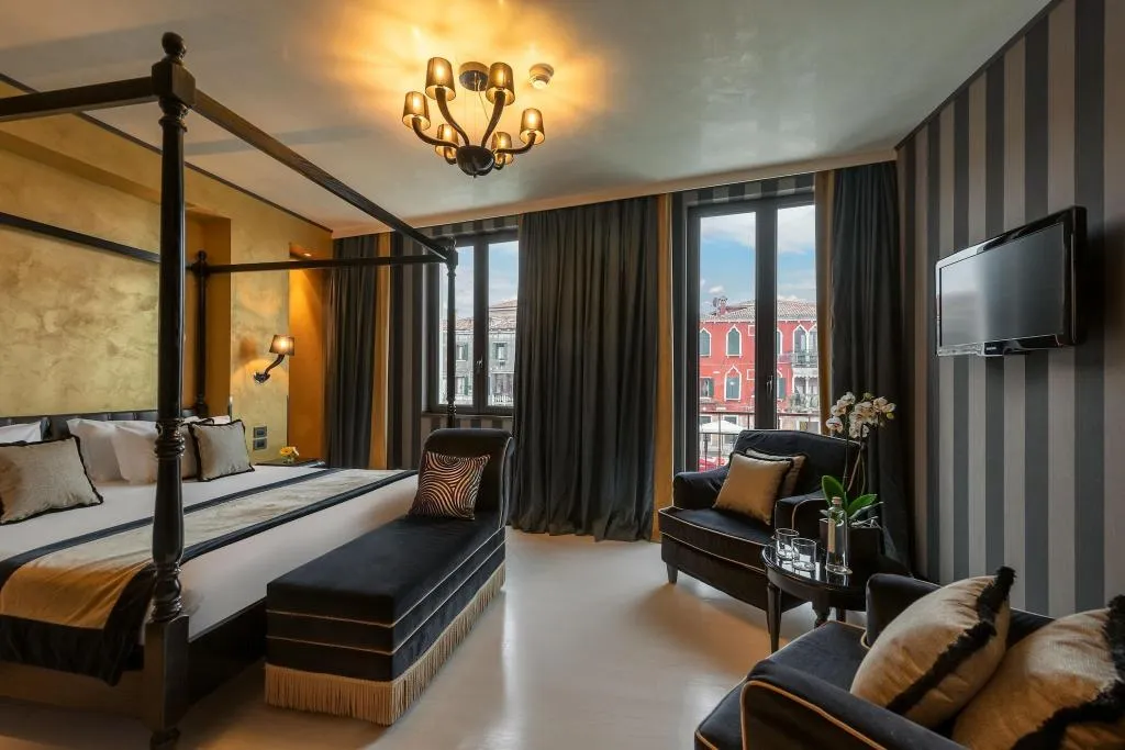 SUITE CANAL VIEW Room, Carnival Palace, Venice