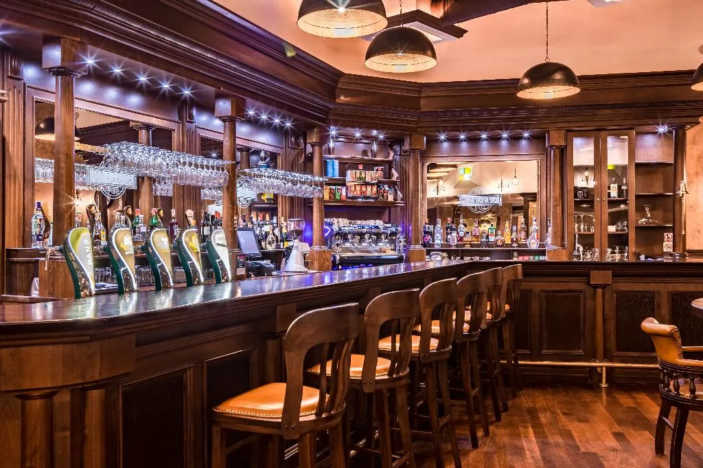Bar, Diplomat, Zagreb