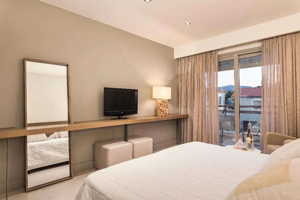 DOUBLE DELUXE POOL VIEW Room, Ino Boutique Hotel & Suites, Samos