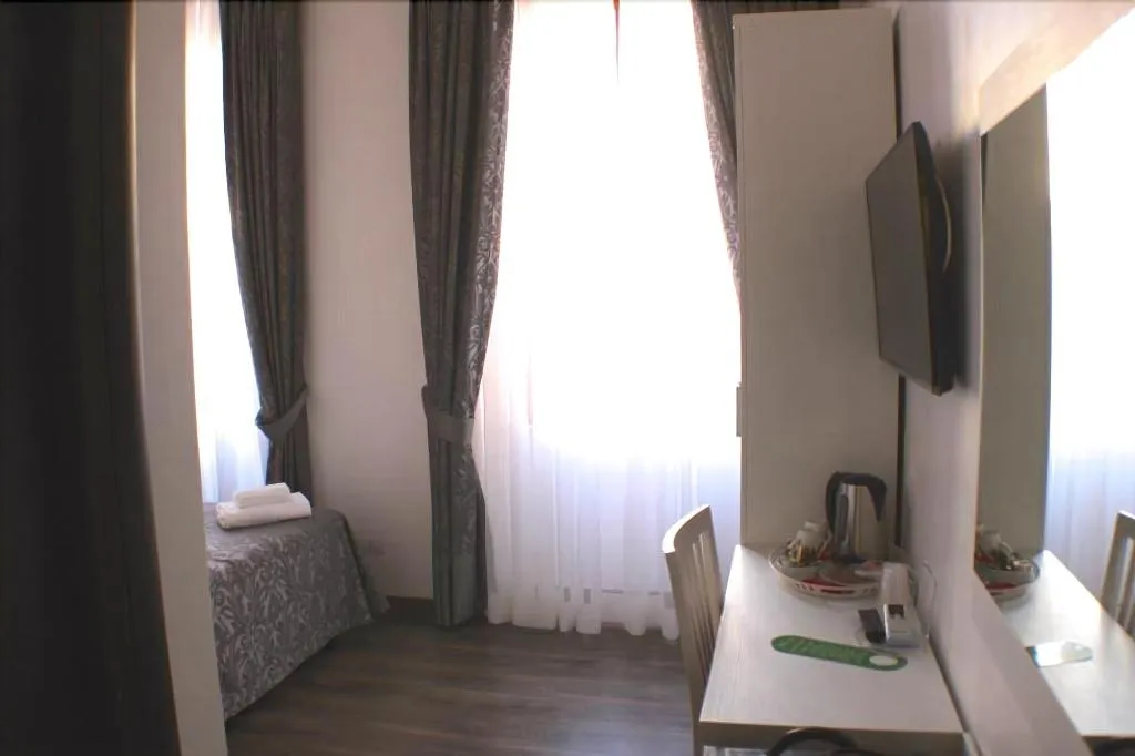 Room, Laterani Dfm, Naples
