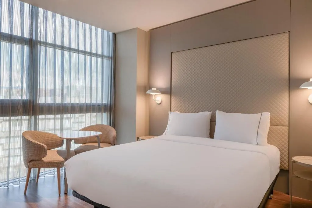 DOUBLE QUEEN SIZE BED Room, AC Som, Barcelona