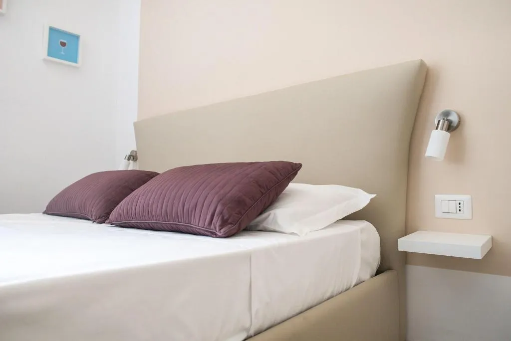 Room, B&B Università, Naples