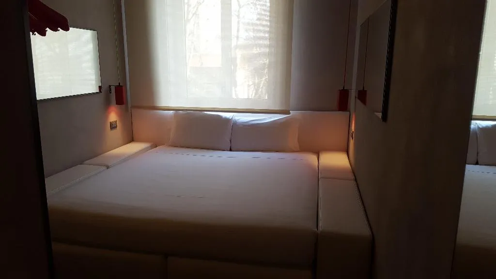 SINGLE STANDARD Room, Espresso Darsena, Milan