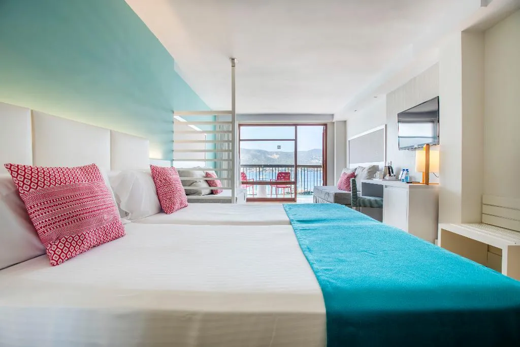 QUADRUPLE DELUXE Room, Leonardo Royal Hotel Mallorca, Majorca