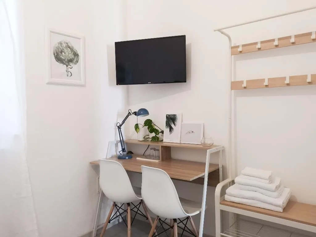 DOUBLE ONE BEDROOM WITH AIR CONDITIONING Room, BandB Civico 13, Naples
