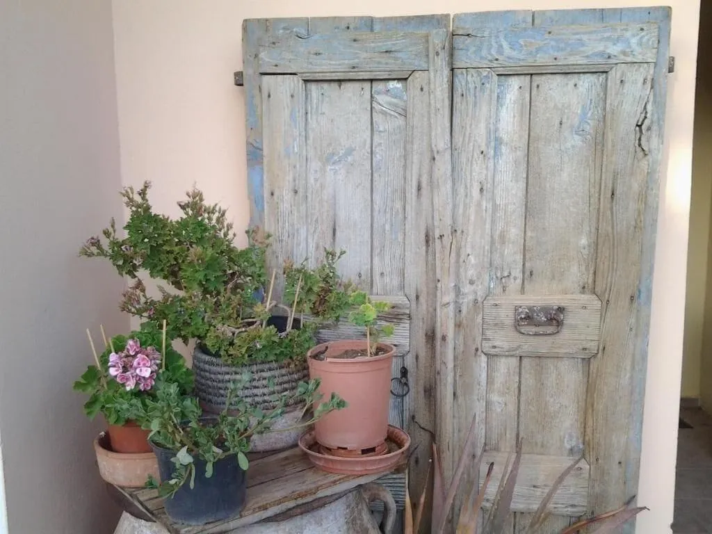 Lobby, Windy Place, Crete