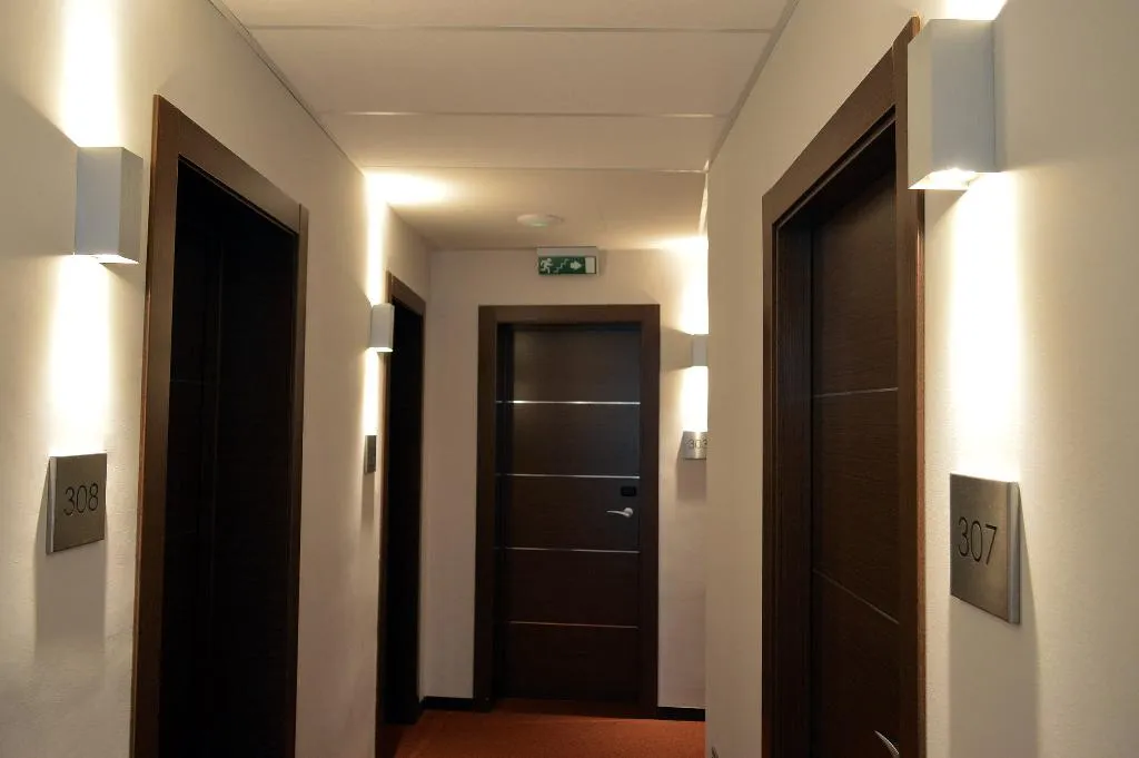 Room, De Francia Y Paris, Costa De La Luz