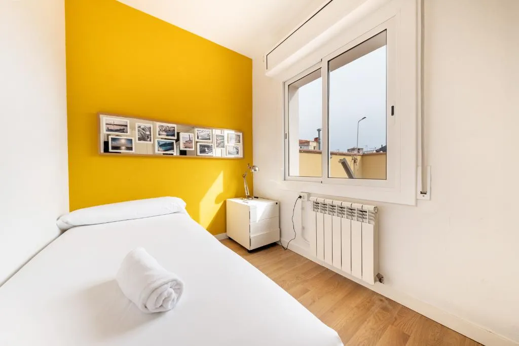 APARTMENT CAPACITY 5 THREE BEDROOM Room, Ainb Barcelona Sants Apartments, Barcelona