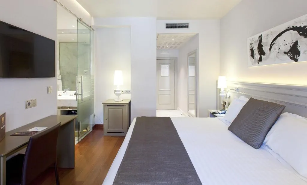 Double or Twin DELUXE QUEEN BED Room, Preciados, Madrid